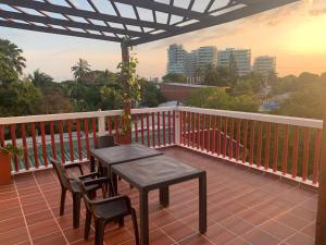 d'une terrasse avec une table et des chaises sur un balcon. dans l'établissement Casa El Mangle, à Carthagène des Indes