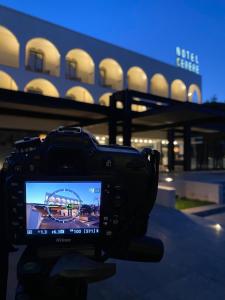 een camera maakt een foto van een gebouw bij Hotel Cerere in Paestum