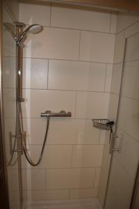 uma casa de banho com chuveiro e cabeça de chuveiro em Gentianes COSY & MOUNTAIN apartments em Veysonnaz