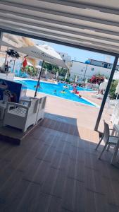 Basen w obiekcie Hotel Lakaj lub w pobliżu