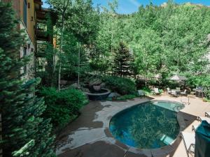 una vista aérea de una piscina en un patio en Lift One - Updated Cozy Top Floor Two-bedroom With Mountain View en Aspen
