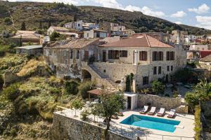 een huis op een heuvel met een zwembad bij Villa Candice in Maroulás