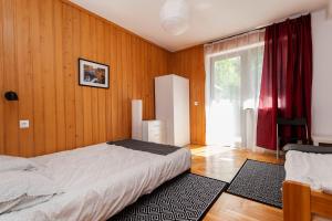 クリニツァ・ズドルイにあるKrynica Zamkowa 48のベッドルーム1室(ベッド1台、大きな窓付)