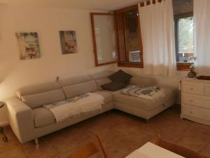 ein Wohnzimmer mit Sofa und Tisch in der Unterkunft Lucianasit in Cugnana Verde