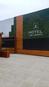 a hotel sign on the side of a building at Hotel Las Liebres in Villaguay
