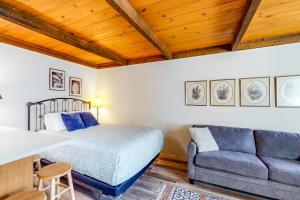 ein Schlafzimmer mit einem Bett und einem Sofa in der Unterkunft Sun Valley Atelier Studio - Serenade in Sun Valley