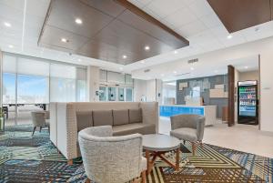 Khu vực ghế ngồi tại Holiday Inn Express - Jacksonville South Bartram Prk, an IHG Hotel