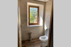 ArboriにあるCharmante maison de villageのバスルーム(トイレ付)、窓が備わります。