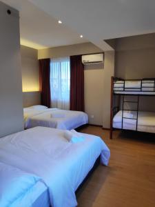 Habitación de hotel con 2 camas y 2 literas en EZ Suites en Bandar Seri Begawan