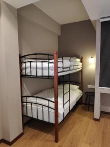 Tempat tidur susun dalam kamar di EZ Suites