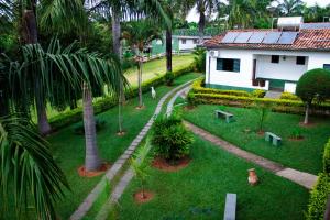una vista aérea de un parque con palmeras y una casa en Hotel Fazenda Vale Amanhecer en Igarapé