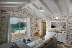 a living room with a couch and a table at Villa Spitaki in Makrátika