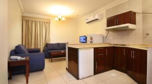 a kitchen and living room with a couch and a table at شقق الجميرة الحديثة in Jeddah