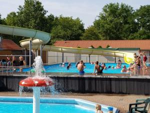 Swimmingpoolen hos eller tæt på Chalet Schoonhoeve