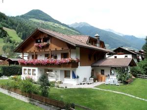 a house with flowers on the side of it at Appartement Wasserer in San Giovanni in Val Aurina