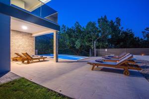 Bazén v ubytovaní Villa Zora -luxurious villa with heated pool, sauna, 4 bedrooms, 10 persons max alebo v jeho blízkosti