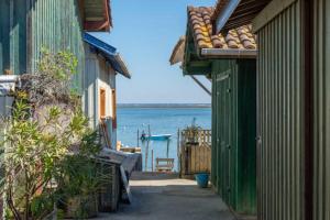 アルティーグ・プレ・ボルドーにあるmy HOTEL Bordeauxの海の見える二棟の間の路地