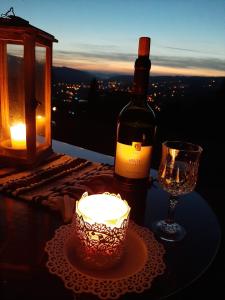 eine Flasche Wein, eine Kerze und ein Glas in der Unterkunft un ptit chalet in Les Brenets
