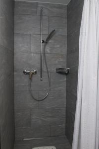 bagno con doccia e porta in vetro di Casa Curgnun 21 Collenberg - Ferienwohnung 61m2 für max. 4 Pers. a Morissen