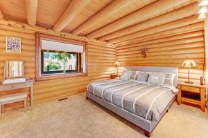 um quarto com uma cama num chalé de madeira em Pine Cone Haven em Idyllwild