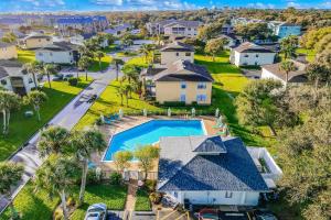 Bazén v ubytování Colorful condo w/shared pool, free WiFi, central A/C - blocks from the beach nebo v jeho okolí