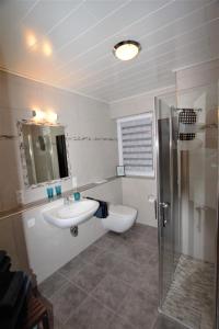 Ένα μπάνιο στο Ferienwohnung Heideblick +37 φωτογραφίες