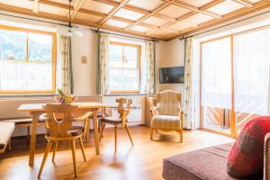 Televízia a/alebo spoločenská miestnosť v ubytovaní Pension Appartements Gabriele