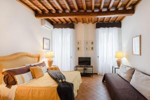 un dormitorio con una cama y un sofá en Relais Rasella 47, en Roma