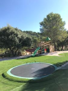 een putting green met een glijbaan op een golfbaan bij Casa rural los Calares in Cotillas