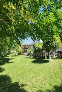 Vonkajšia záhrada v ubytovaní Vlycha Beach Apartments