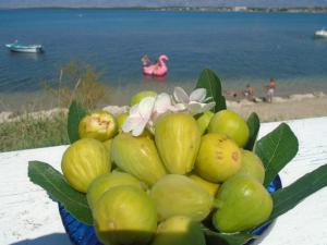 Miska owoców siedząca na stole przy plaży w obiekcie Apartment Selman w Nin