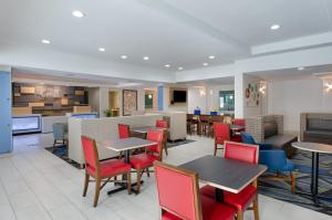 uma sala de jantar com mesas e cadeiras num restaurante em Holiday Inn Express Hotel & Suites Weston, an IHG Hotel em Weston