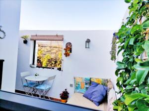 a living room with a couch and a table at Mi Quíquere in Mácher