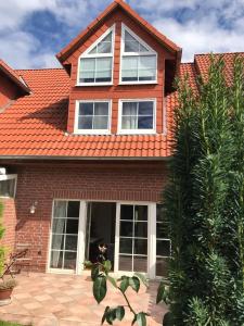 un gato sentado en la ventana de una casa en Messezimmer Laatzen APO 3, en Hannover
