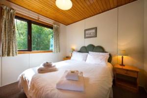 Postel nebo postele na pokoji v ubytování 2 bedroom lodge with stunning loch mountain views
