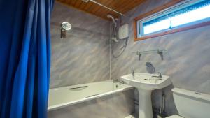 Koupelna v ubytování 2 bedroom lodge with stunning loch mountain views + 23 fotografií