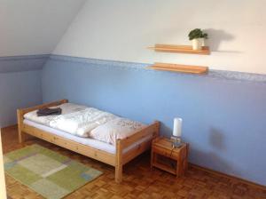 ハノーファーにあるMessezimmer Laatzen APO 3の青い壁のベッドルーム1室(ベッド1台付)