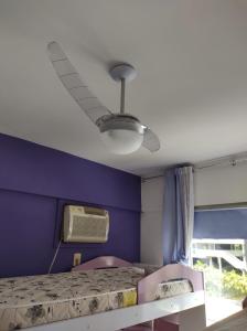 Tempat tidur dalam kamar di Porto Real Suites Mangaratiba