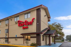 un hotel con una señal roja en el costado. en Red Roof Inn Findlay, en Findlay