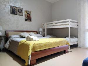 Un dormitorio con dos literas con toallas en la cama. en Villa da giusi, en Torre dell'Orso
