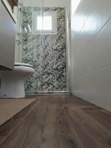 Un baño con inodoro y pared. en Villa da giusi, en Torre dell'Orso 47 fotos más
