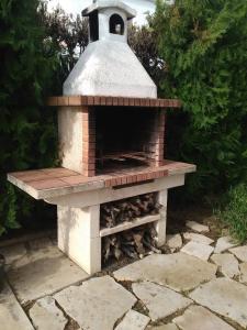 un forno in mattoni posto in cima a un patio di Villa Montsià a Sant Carles de la Ràpita