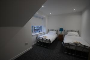 Un pat sau paturi într-o cameră la Loch Lomond Riverside Apartment