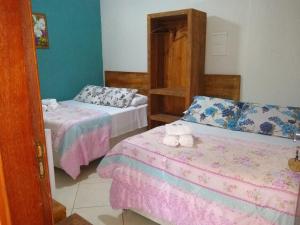 ペネドにあるPousada Chiclé Penedoのベッドルーム1室(ベッド2台、タオル付)