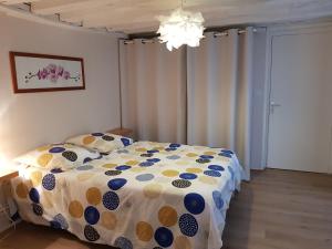 迪耶普的住宿－Au coin du Quai entre Mer et Port de plaisance，一间卧室配有一张带波卡圆毯的床