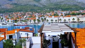 uma vista para uma cidade com barcos num porto em Fresh Apartments Dar Orlic em Trogir