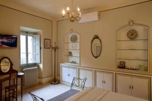 A television and/or entertainment centre at Dolce Rosa ♡ Centro Storico