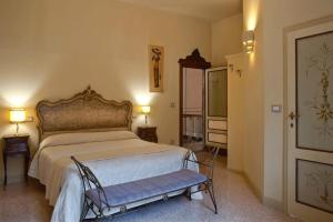 a bedroom with a large bed and a mirror at Dolce Rosa ♡ Centro Storico in Sansepolcro