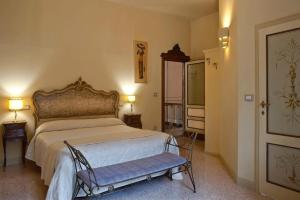 A bed or beds in a room at Dolce Rosa ♡ Centro Storico Még 37 kép