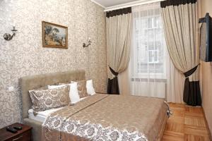 um quarto com uma cama e uma janela em 3х комнатная уютная квартира в центре Львова em Lviv